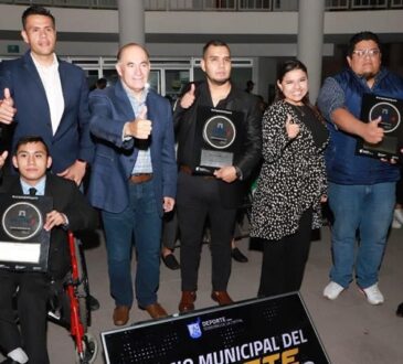 El presidente municipal Enrique Galindo Ceballos entregó el Premio Municipal del Deporte 2022 