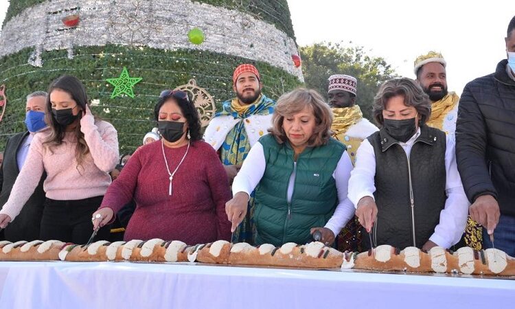 Alcaldesa Leonor Noyola comparte monumental Rosca de Reyes con soledenses