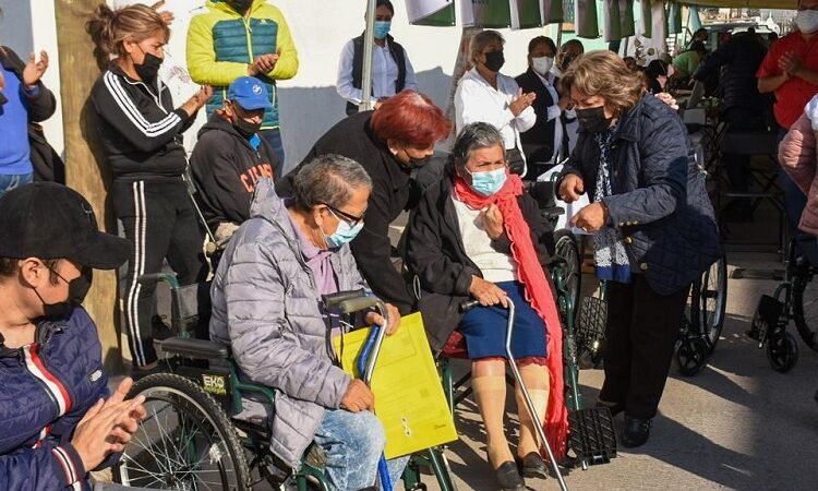 DIF Municipal entregó sillas de ruedas a habitantes de la colonia Rivas Guillén Sur