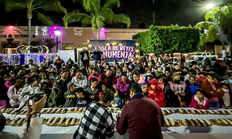 Familias de Villa de Reyes participan en partida de Rosca de Reyes Monumental
