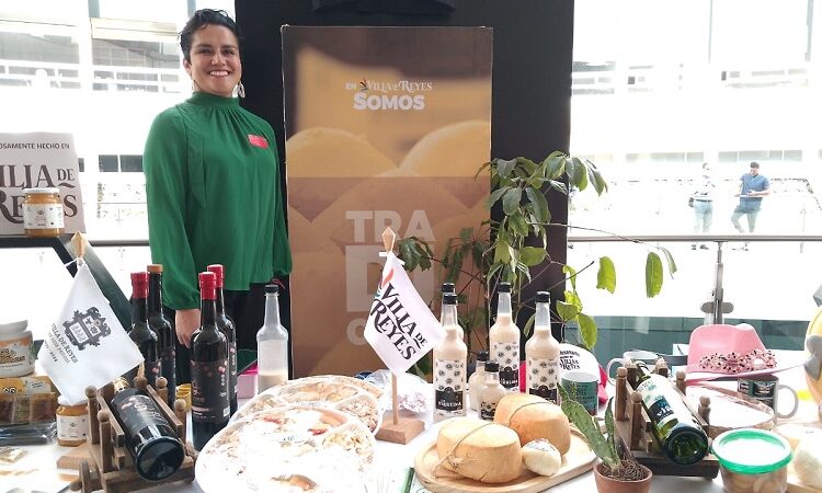 Villa de Reyes presente en Muestra de Productos en el Senado de la República.