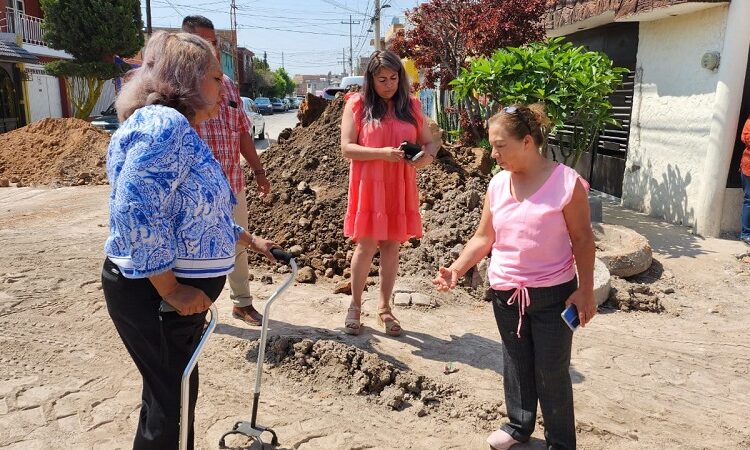Alcaldesa Leonor Noyola supervisa progreso de pavimentación, en colonia san Felipe