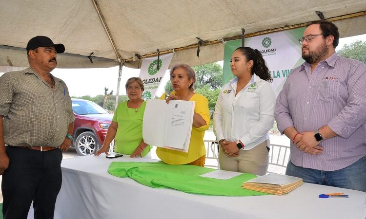 Leonor Noyola entrega firma de 14 escrituras patrimoniales a familias en la colonia Genaro Vázquez