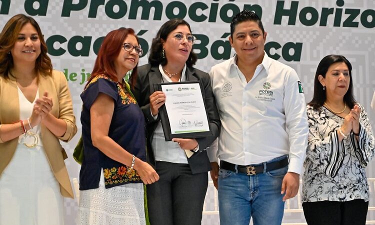 Ricardo Gallardo y Federación entregan incentivos a docentes